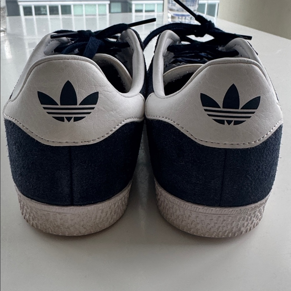 ADIDAS Gazelle Collegiate Navy & White Sneakers, boys size 5 - Picture 5 of 8